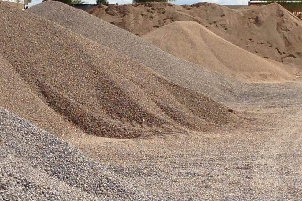 4-huge-benefits-of-buying-gravel-and-dirt-in-bulk-and-avoiding-large