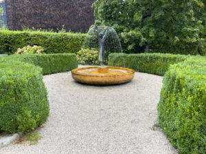 Fountain with gravel